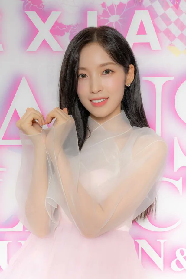 daiIyarin's tweet photo. The TV Japan article photos 💗

#아린 #ARIN https://t.co/MGDKNxz2QG