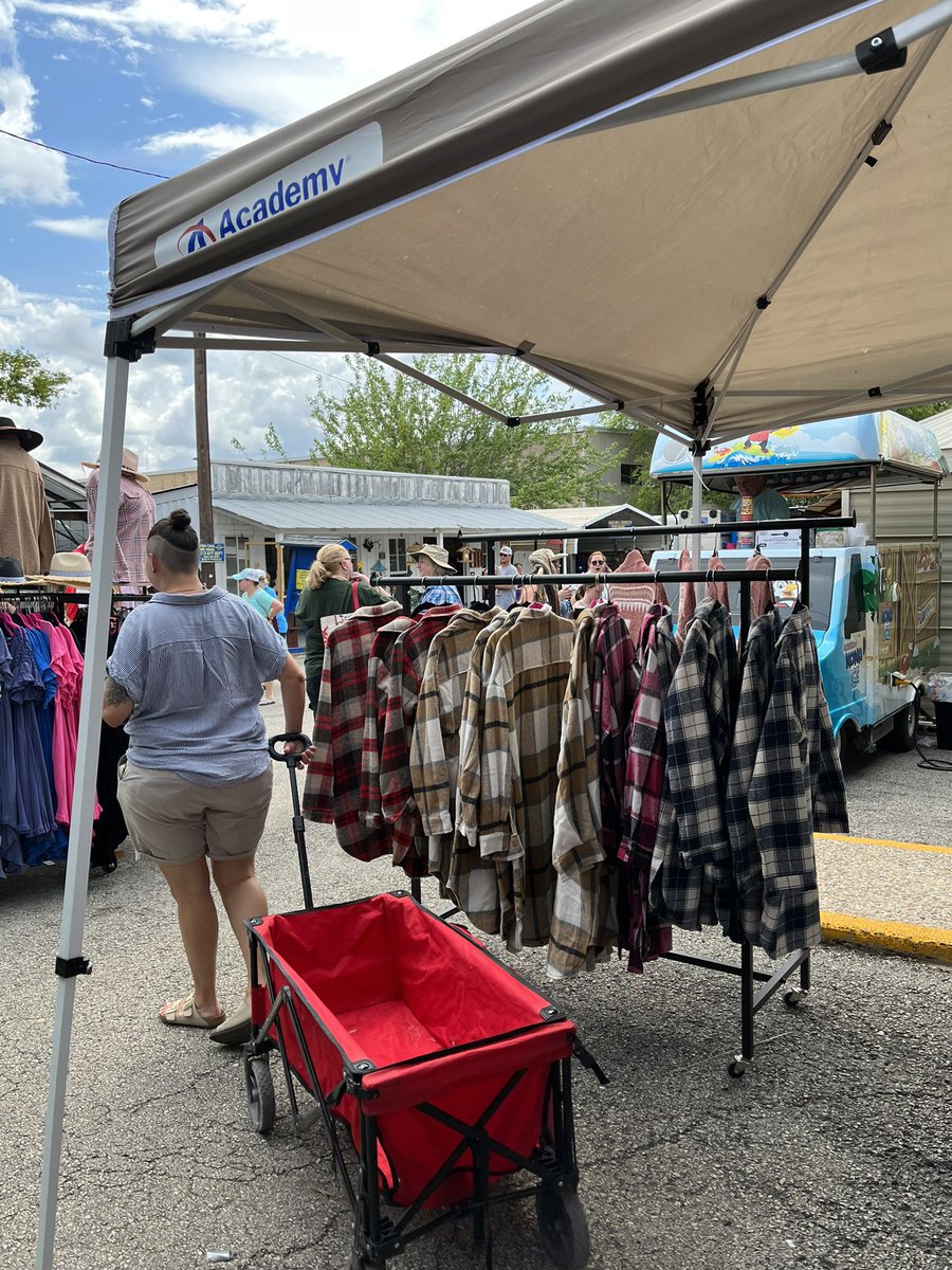 iLafeUSA's tweet photo. Wonderful day out here with the Central Texas community for Wimberley Market Days! 🤠 🌵

Packed full of super cool and unique small businesses! Come out and say hi, the first Saturday of every month. Rain or shine. ☀️ 

#hillcountry #marketdays https://t.co/F1zI8DtorO