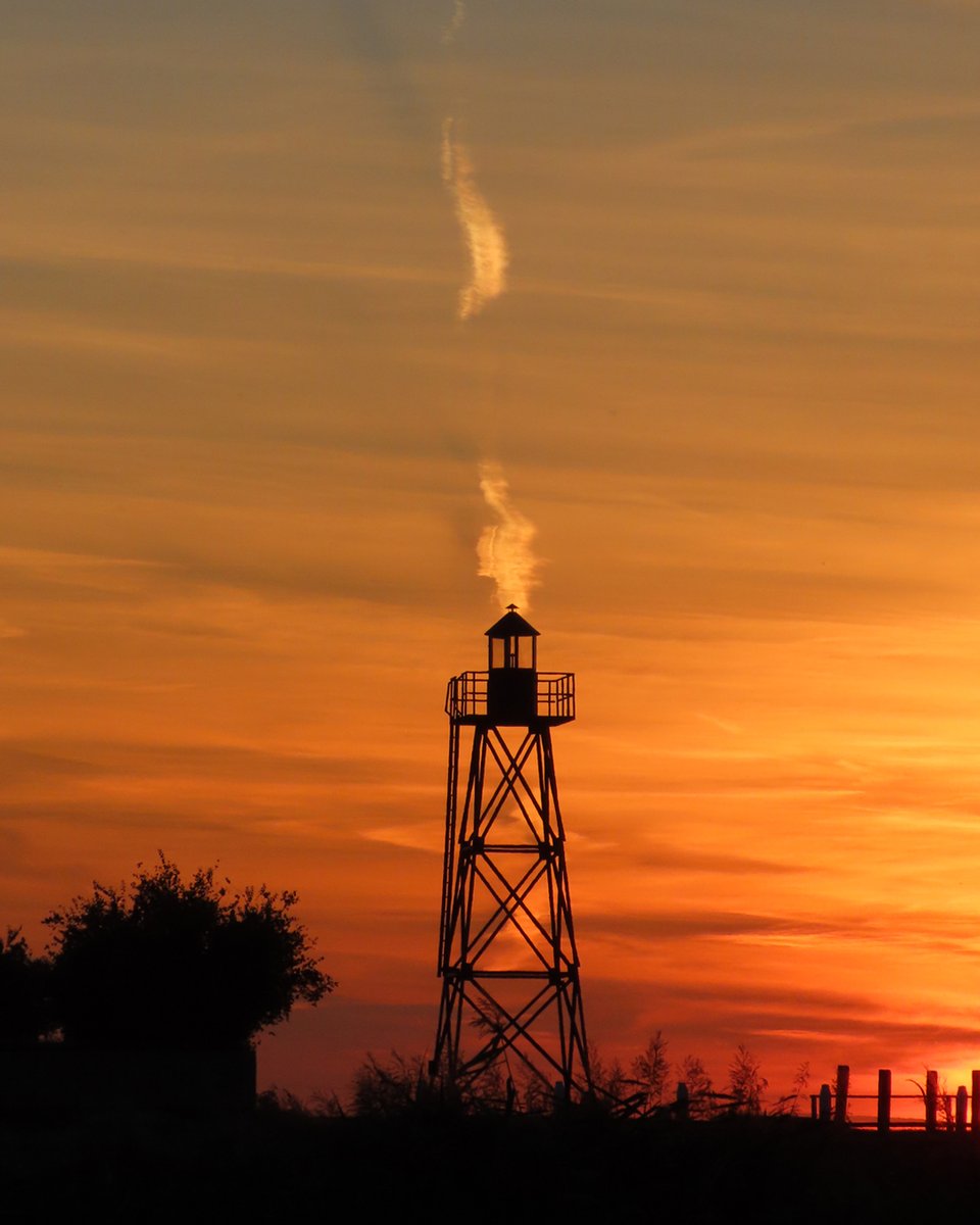 ☀️🕯️ De #vuurtoren op <a href="/SchoklandUNESCO/">Werelderfgoed Schokland</a> <a href="/MSchokland/">Museum Schokland</a> vanavond. Als een nachtkaars gaat de dag uit. De vuurtoren lijkt net een opgebrande kaars <a href="/GemeenteNOP/">Noordoostpolder</a> <a href="/WilliamRutten/">William Rutten</a> #fotografie #zonsondergang #polder #Schokland #september