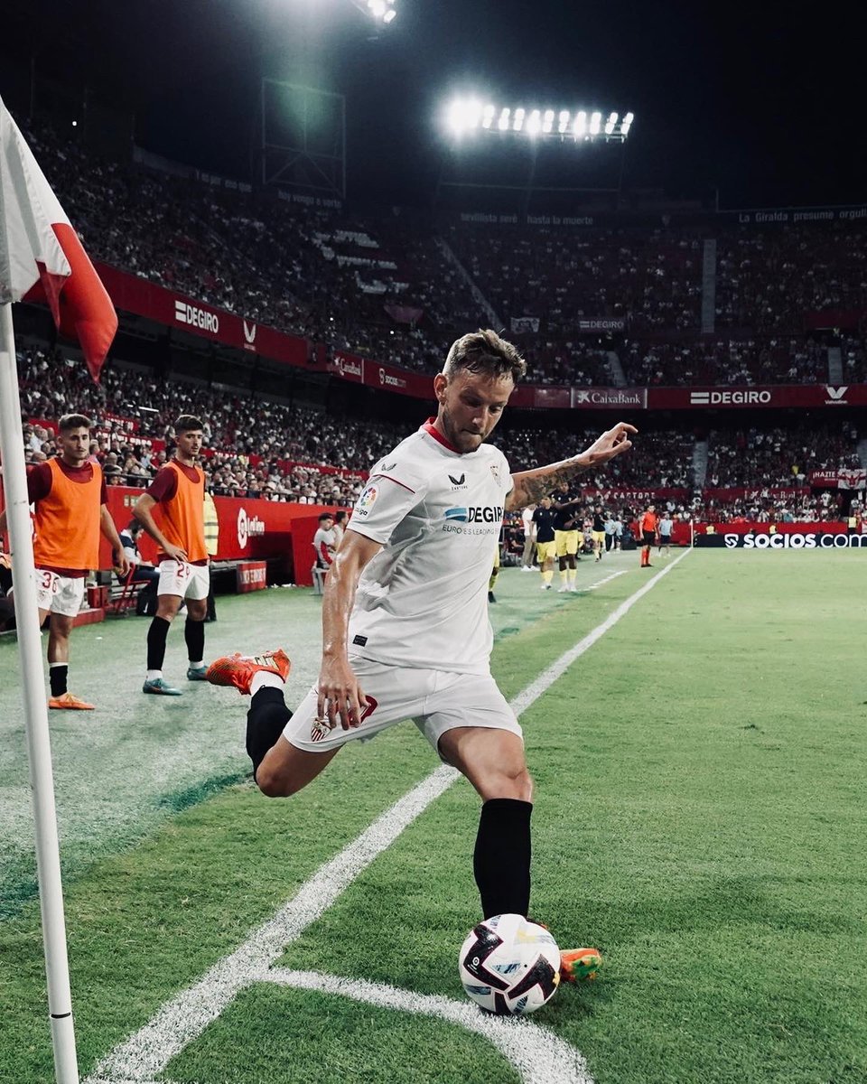 IvanRakiticFR's tweet photo. Le Sevilla FCaffronte en ce moment le Magouille FC au Sanchez Pizjuan .Ivan est titulaire avec a sais coter le crack Isco https://t.co/JAMbtJogUH