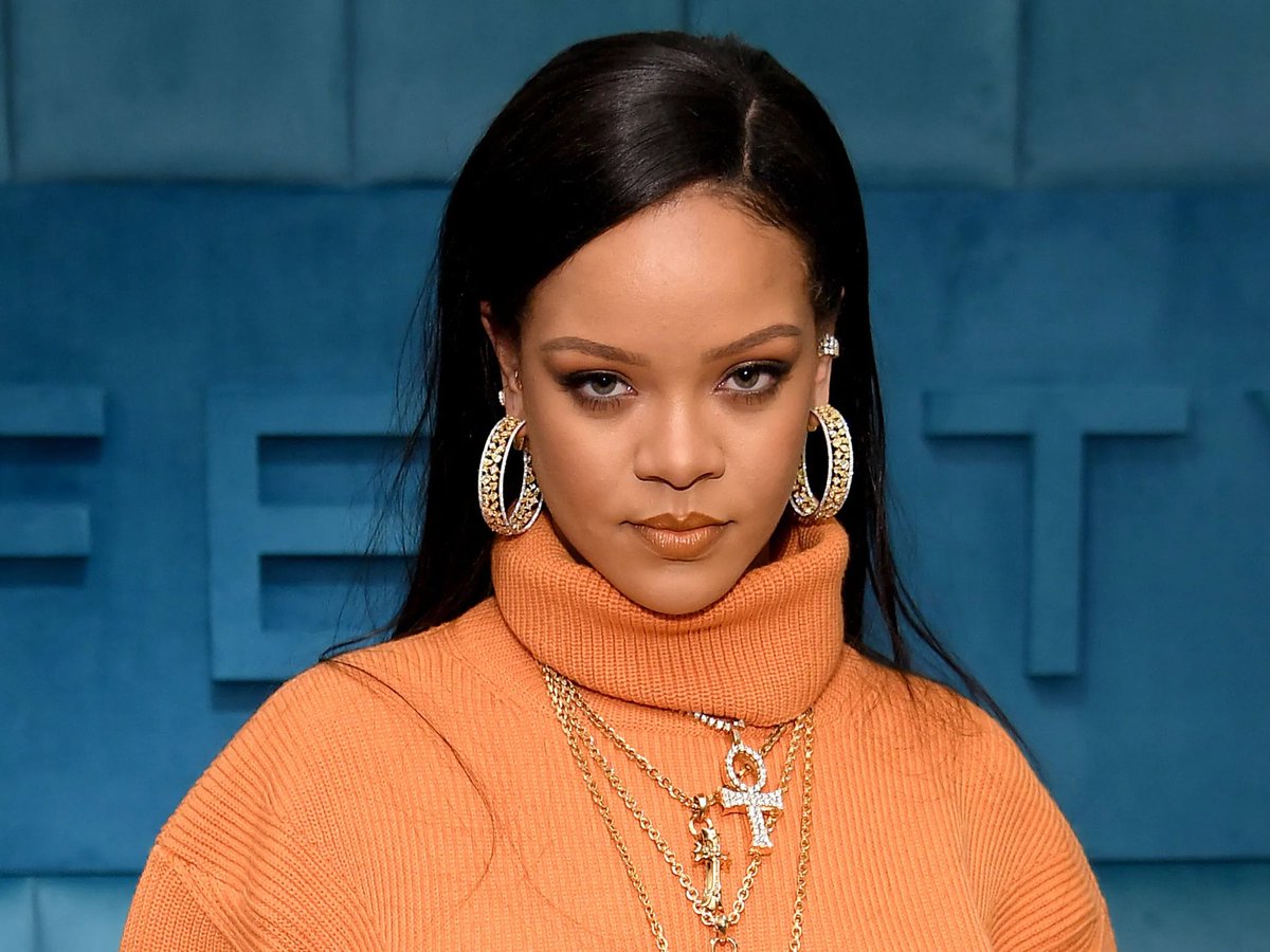 Rihanna helped restaurant staff clean up and put bar stools back into place after they stayed open for her girls’ night out, Page Six reports.