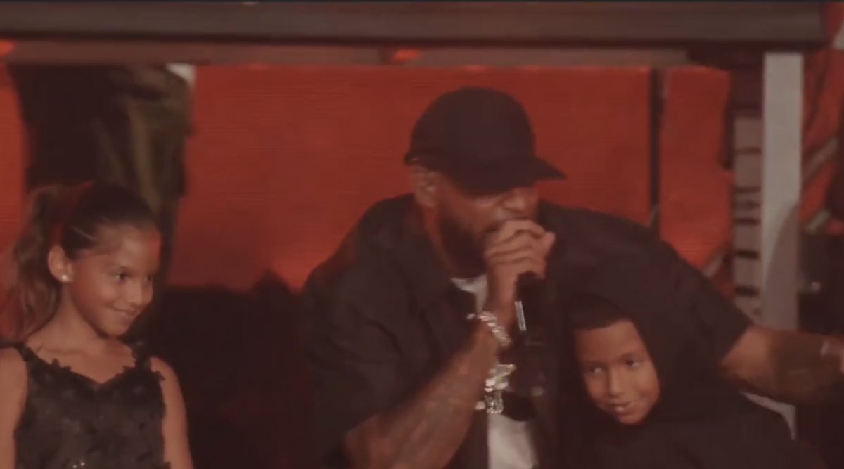 Best0fBooba's tweet photo. Booba avec ses enfants sur scène ❤️ https://t.co/zpTIvj2K0M
