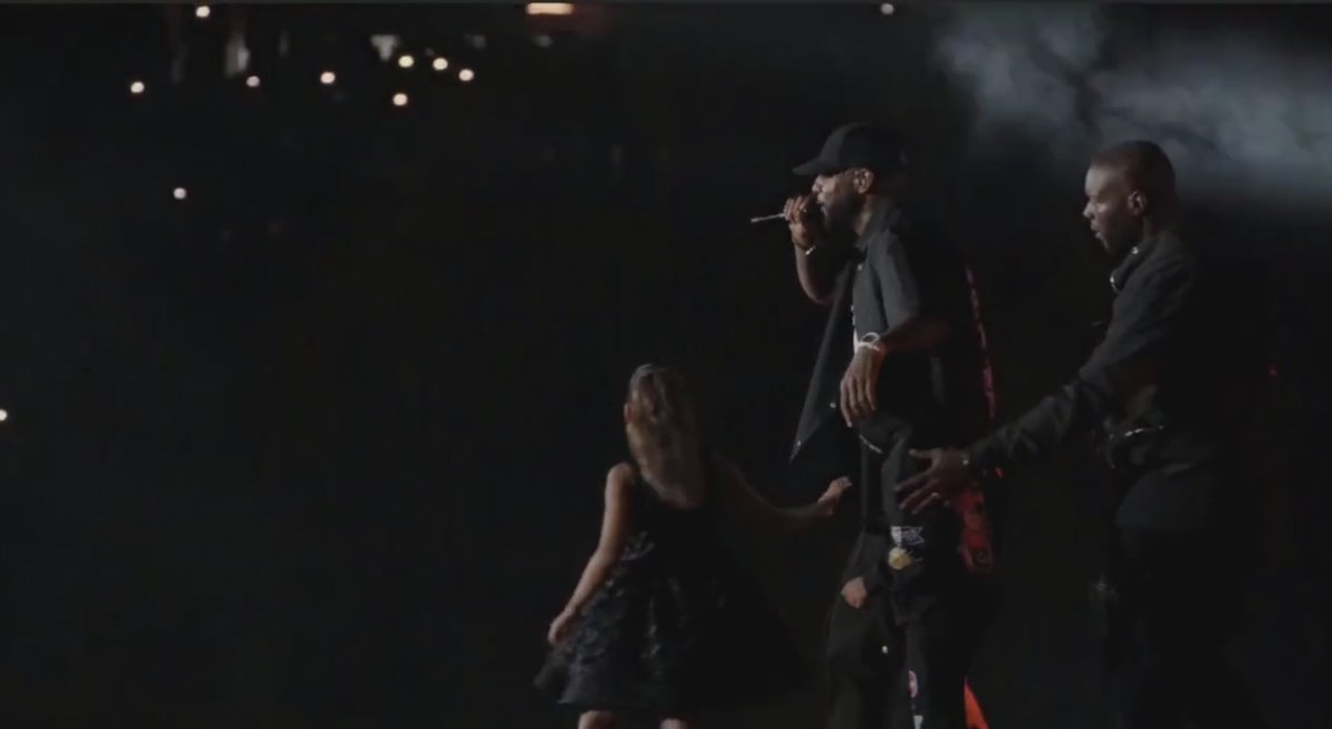 Best0fBooba's tweet photo. Booba avec ses enfants sur scène ❤️ https://t.co/zpTIvj2K0M