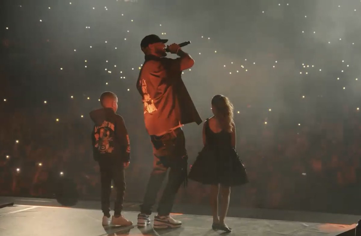 cultusphere's tweet photo. #Booba a fait monter Luna et Omar sur scène. https://t.co/5Tzti8pTwo