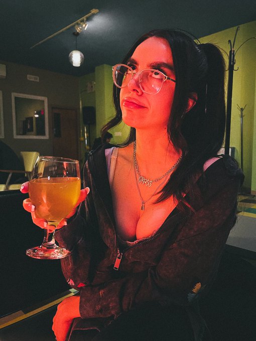 What does a girl gotta do to get a drink around here? 🥂  Comment below! https://t.co/RWoQvgkKt5<a href="/tag/mvsales"class="tags"><span>#mvsales</span></a>