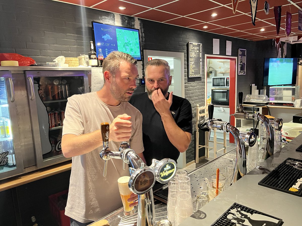 hulzenseboys's tweet photo. Barpersoneel van @vvhellendoorn  achter de bar en @nickbrinkhuis opent het bal 🙌 #HB75 https://t.co/OvGIUpFHG7