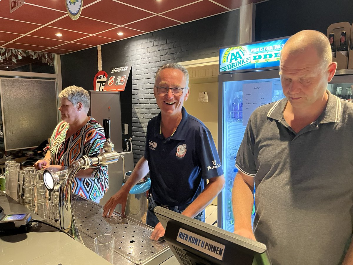 hulzenseboys's tweet photo. Barpersoneel van @vvhellendoorn  achter de bar en @nickbrinkhuis opent het bal 🙌 #HB75 https://t.co/OvGIUpFHG7