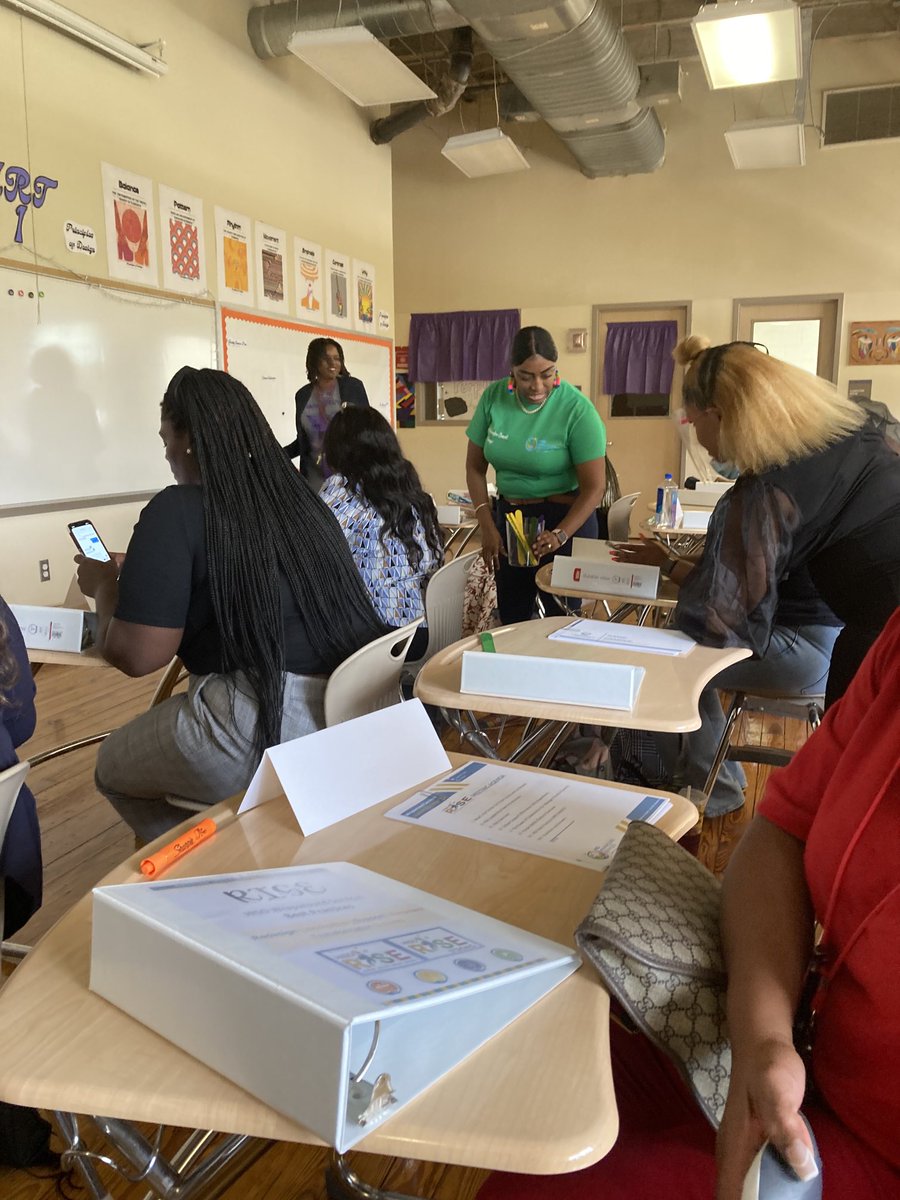 Our Wraparound Manager in the work with us teaching her team. 💞She is “Manager of the Year” #TEAMRISE #HISD_WRAPAROUND
