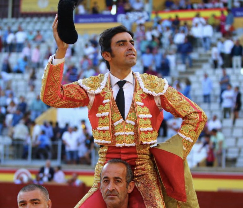 [🗞] La 𝗥𝗘𝗦𝗘𝗡̃𝗔 y la 𝗚𝗔𝗟𝗘𝗥𝗜́𝗔 de la cuarta de San Antolín con los de Torrealta.

👉 Por la Puerta Grande 𝗣𝗘𝗥𝗘𝗥𝗔. Un trofeo para El Juli y Talavante.
🔗plazadepalencia.es/miguel-angel-p…