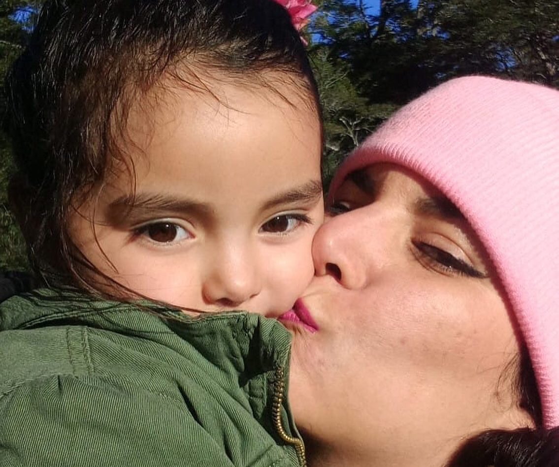 RoyoManuela's tweet photo. Jamás imaginé escribir una Constitución, ni que íbamos a llegar tan lejos.

Recuerdo que antes de viajar a la Convención fuimos con Almita a recoger agua del Cautín, al igual que las compañeras de Modatima, con quienes entregamos el agua al espacio donde nos tocó trabajar. https://t.co/VJAkDzC2ER