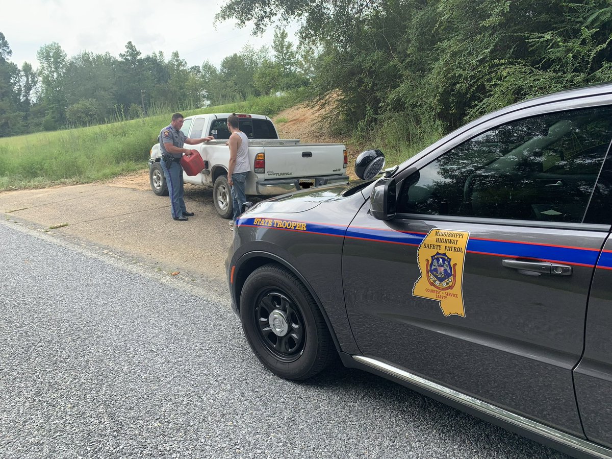 MHPTroopM's tweet photo. Mississippians, we're here for you. Sometimes that entails addressing a traffic violation. Sometimes that entails helping you on the side of the highway. Sometimes it's both ⬇️. #CourtesyServiceSafety https://t.co/mNhiesvLAI