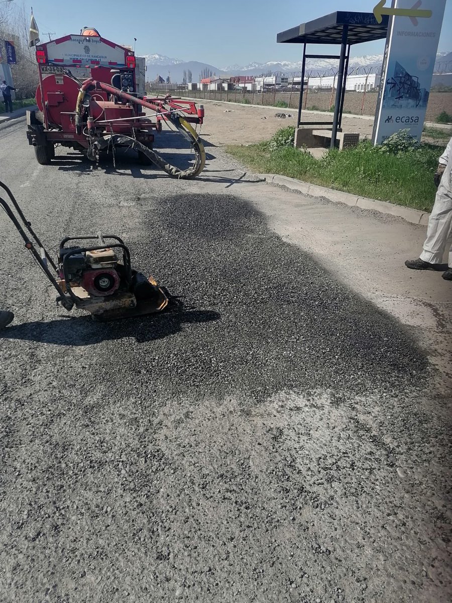 munirancagua's tweet photo. 🚧 Equipos de la Municipalidad de Rancagua realizan trabajos de #bacheos en camino San Ramón, lo que permitirá un mejor tránsito vehicular en el sector. https://t.co/cNCYmzwkdy