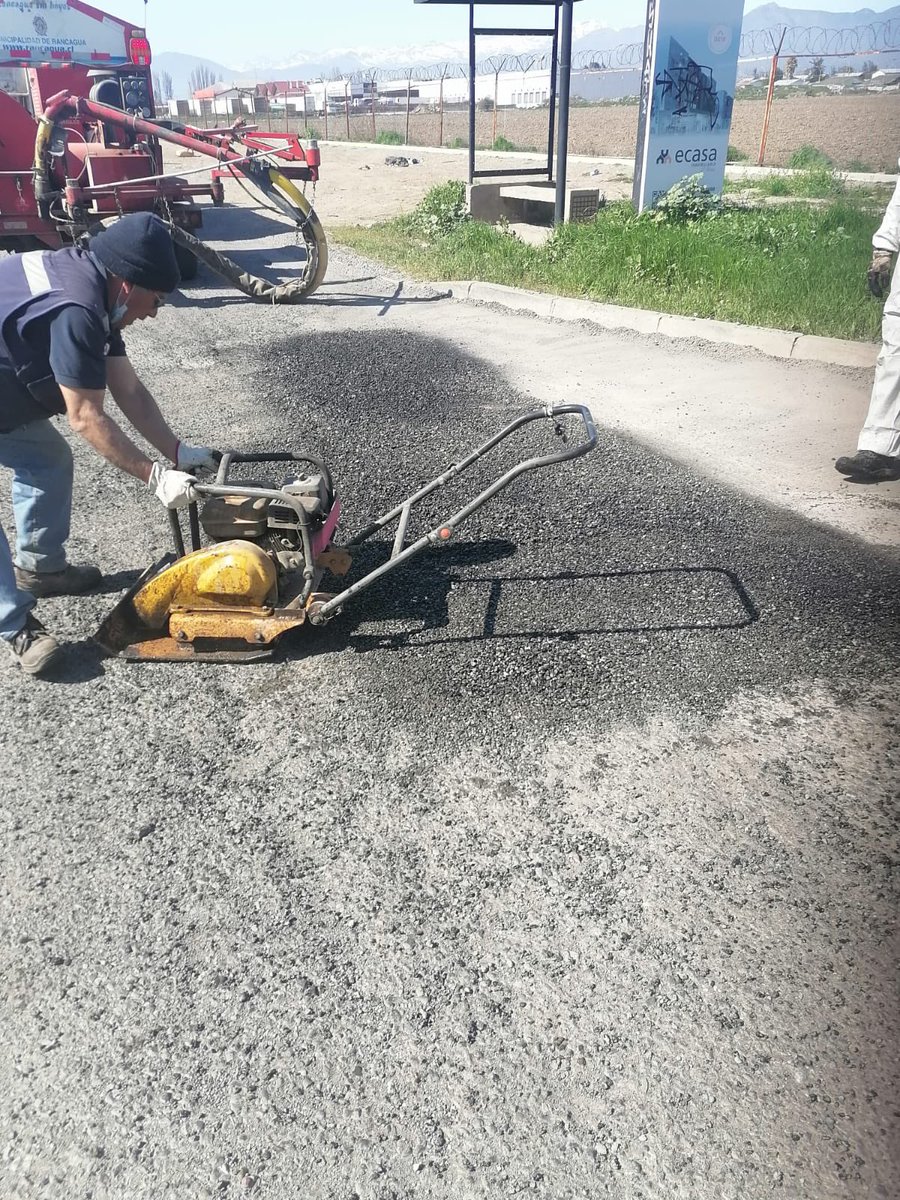 munirancagua's tweet photo. 🚧 Equipos de la Municipalidad de Rancagua realizan trabajos de #bacheos en camino San Ramón, lo que permitirá un mejor tránsito vehicular en el sector. https://t.co/cNCYmzwkdy