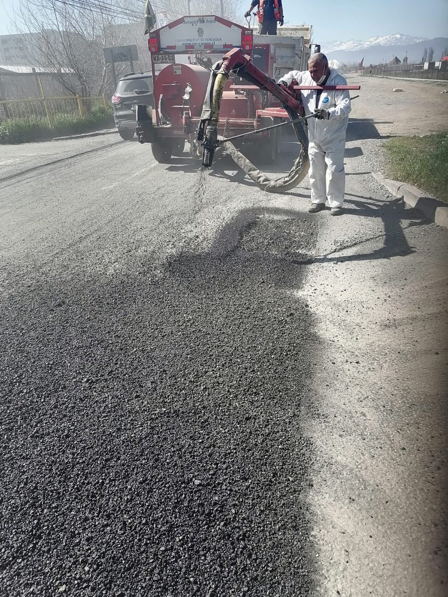 munirancagua's tweet photo. 🚧 Equipos de la Municipalidad de Rancagua realizan trabajos de #bacheos en camino San Ramón, lo que permitirá un mejor tránsito vehicular en el sector. https://t.co/cNCYmzwkdy