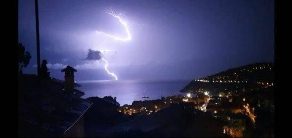 Les images impressionnantes des orages au large de la Côte d'Azur bit.ly/3wU2s1l