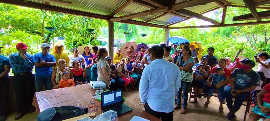 Conavi_mx's tweet photo. Junto con @SEDATU_mx, @SEMAR_mx, @RAN_Nacional y @bienestarmx ; realizamos asambleas informativas con las familias aledañas a la vía de la línea FA en #Palenque, #Chiapas https://t.co/N5axe7XzNA