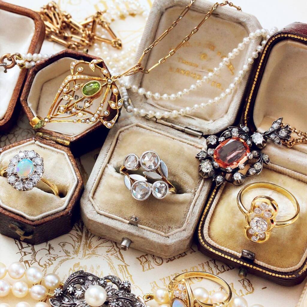 Late summer lovelies! #flatlay #jewelryphotography #antiquejewelryaddiction #vintagejewelryforsale #flatlaystyle #loveantiques #vintagestyle #shopsecondhand #ethicalshopping instagr.am/p/CiDk7l7I9Yt/