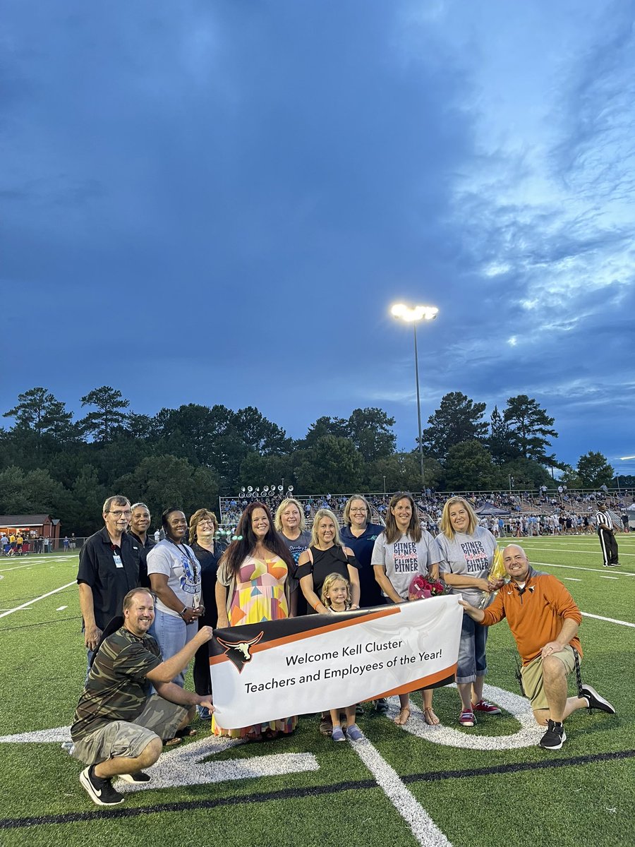 ADean84's tweet photo. Thanks @KellHighSchool for celebrating us! Proud to be part of this #commUNITY @patriotsccsd https://t.co/F3N8jJeKdd