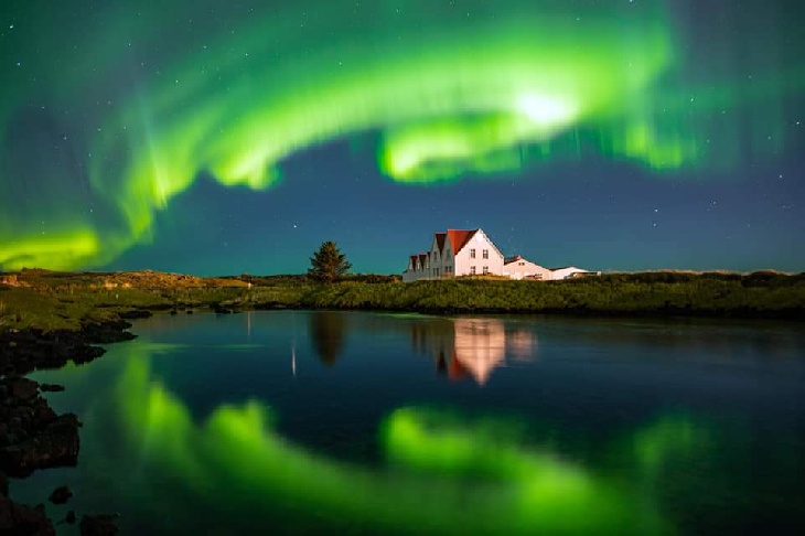 Meteovargas's tweet photo. Hoy una grieta en el campo magnético de nuestro planeta permitió la entrada del viento solar provocando una tormenta geomagnética menor y se originaron espectaculares auroras boreales como la capturada por Wioleta Gorecka desde Kleifarvatn, Hafnarfjörður, Islandia https://t.co/705NcpEXLJ