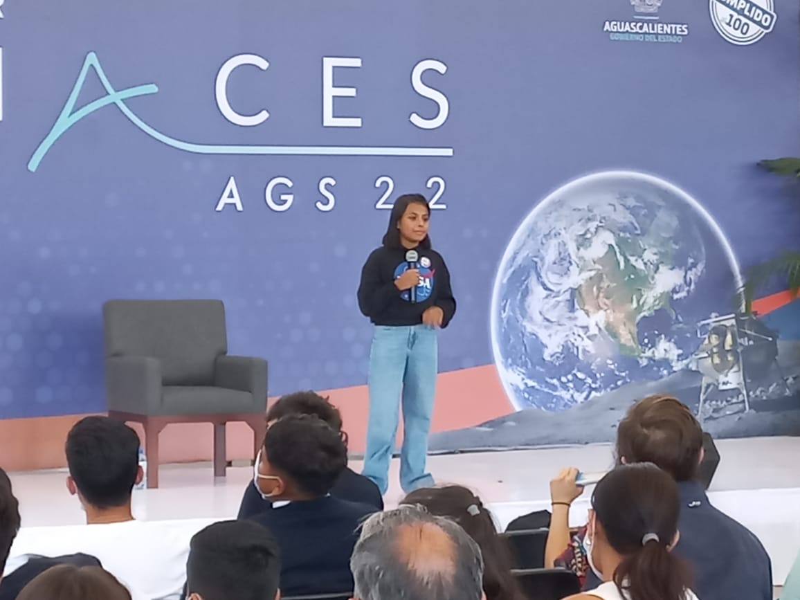 KarlozDuarte's tweet photo. Gracias a @Adhara_perez11 y sus papás por su generosidad al impartir la conferencia de cierre del #CONACES22
Su ejemplo permitirá detonar vocaciones científicas en niñas y jovencitas de todo el mundo https://t.co/B3XL1PWSHD