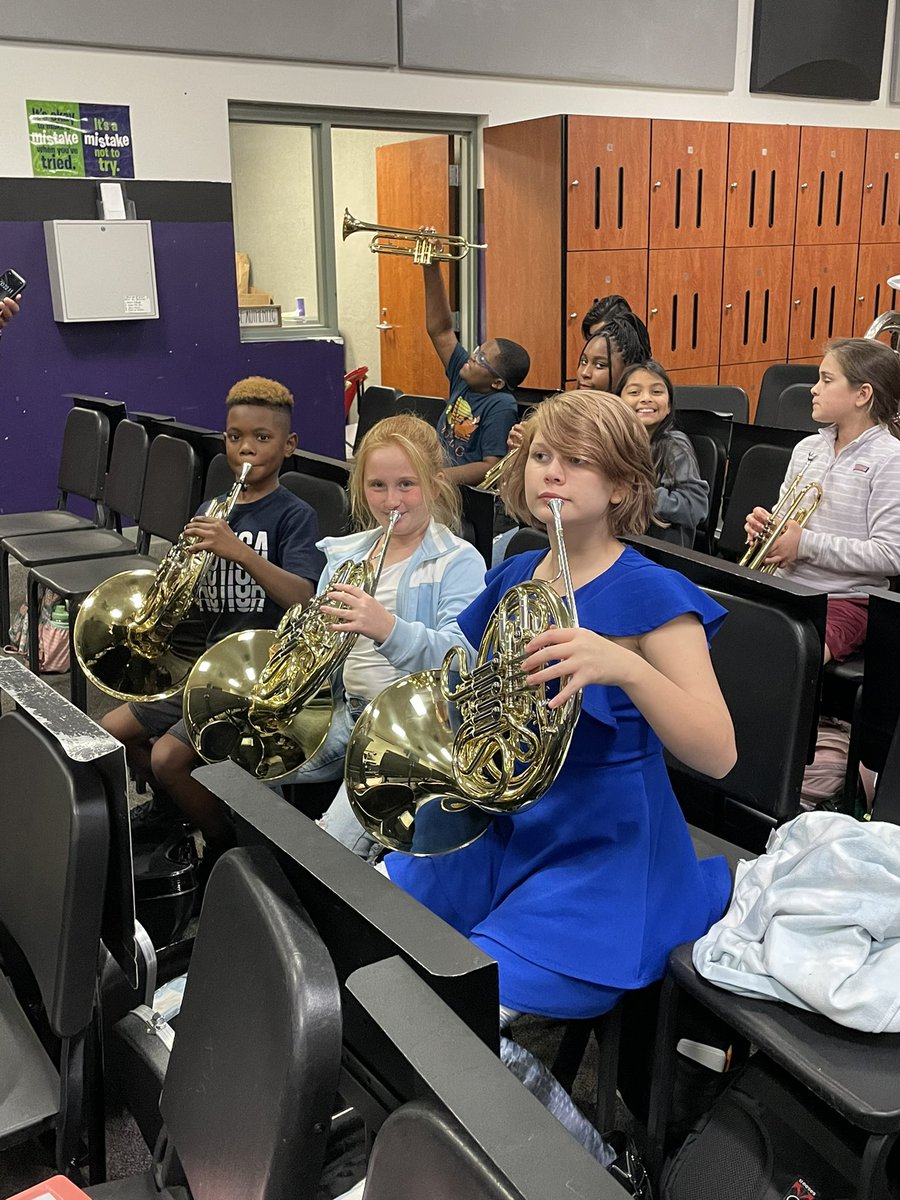TweetDCS_DCMS's tweet photo. 6th grade band is in full swing! Let’s see which students can correctly put their instruments together in less than 60 seconds. Go Jags! #itsagreatdaytobeajag #DCMSBand https://t.co/rzrTJn767X