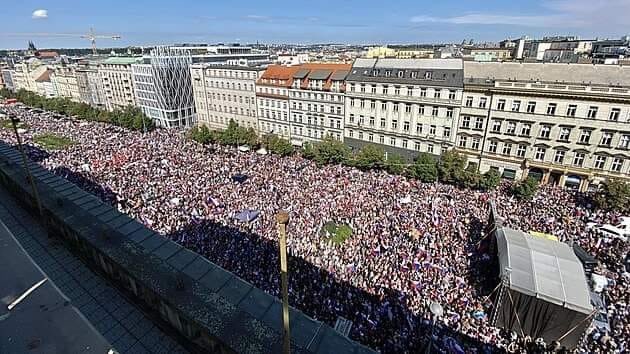Casi 100.000 personas se manifiestan en Praga contra el gobierno y contra el aumento de los precios de la energía🤘

El ejecutivo de ese país acusa a los organizadores de ser pro-Putin 🙄

#inflación 🚨