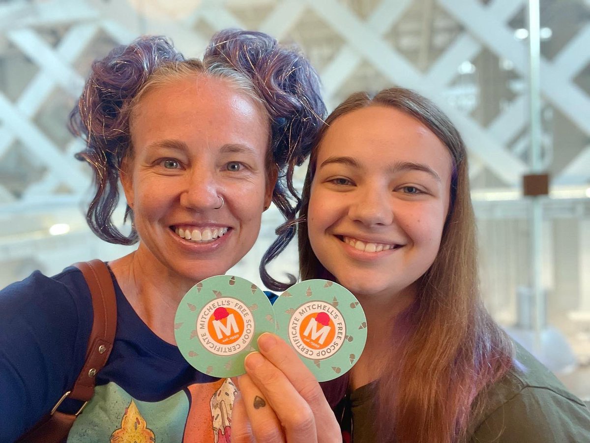 kfay's tweet photo. Food adventures:
🍦Mitchell’s ice cream in Ohio City
🥖Next, the Westside Market. We may have walked out with enough bread to feed a city!
🍦And finally, Mason’s Creamery. Alex had cookiesNcream in an egg bubble waffle. I got pineapple cherry sorbet and a vegan Korean corn dog https://t.co/72bg3SvrFW