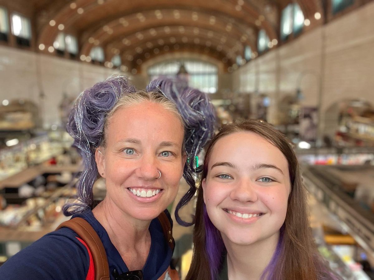 kfay's tweet photo. Food adventures:
🍦Mitchell’s ice cream in Ohio City
🥖Next, the Westside Market. We may have walked out with enough bread to feed a city!
🍦And finally, Mason’s Creamery. Alex had cookiesNcream in an egg bubble waffle. I got pineapple cherry sorbet and a vegan Korean corn dog https://t.co/72bg3SvrFW
