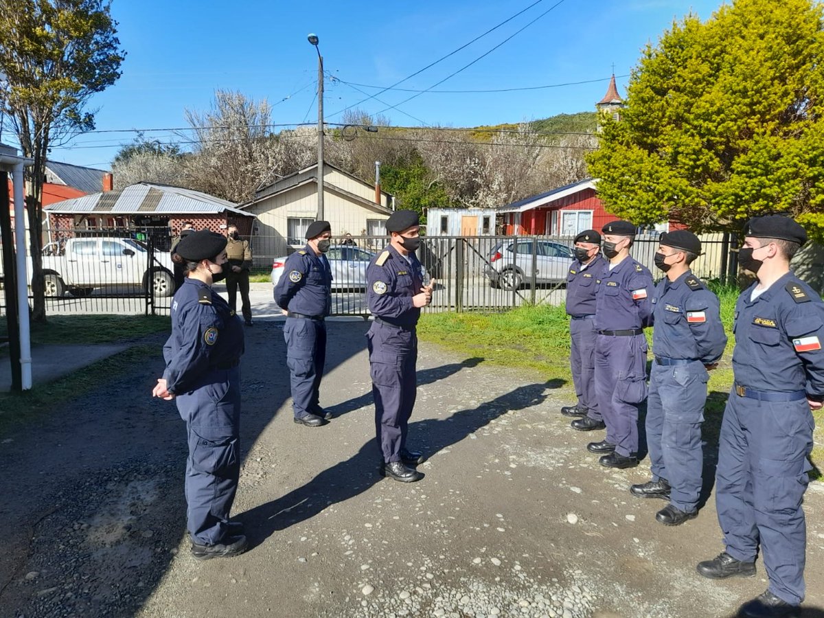 Armada_Chile's tweet photo. Para verificar en terreno la habilitación de los locales resguardados por el personal naval el Comandante en Jefe de la #QuintaZonaNaval, Contraalmirante Mauricio Arenas recorrió los locales de votación ubicados en #Carelmapu, #Pargua, #Olmopulli, #Colaco y #PuertoMontt. https://t.co/UXxVTwm5WB
