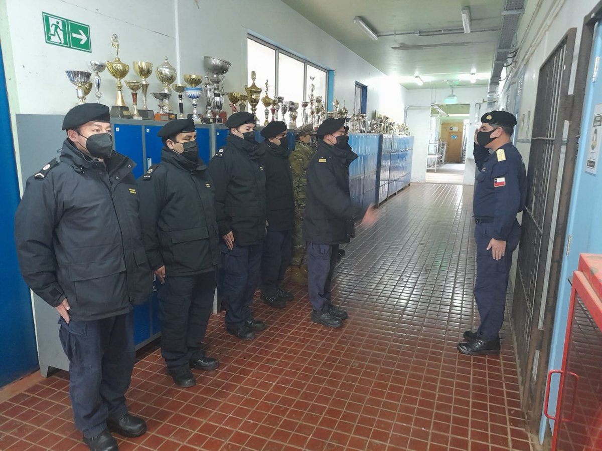 Armada_Chile's tweet photo. Para verificar en terreno la habilitación de los locales resguardados por el personal naval el Comandante en Jefe de la #QuintaZonaNaval, Contraalmirante Mauricio Arenas recorrió los locales de votación ubicados en #Carelmapu, #Pargua, #Olmopulli, #Colaco y #PuertoMontt. https://t.co/UXxVTwm5WB