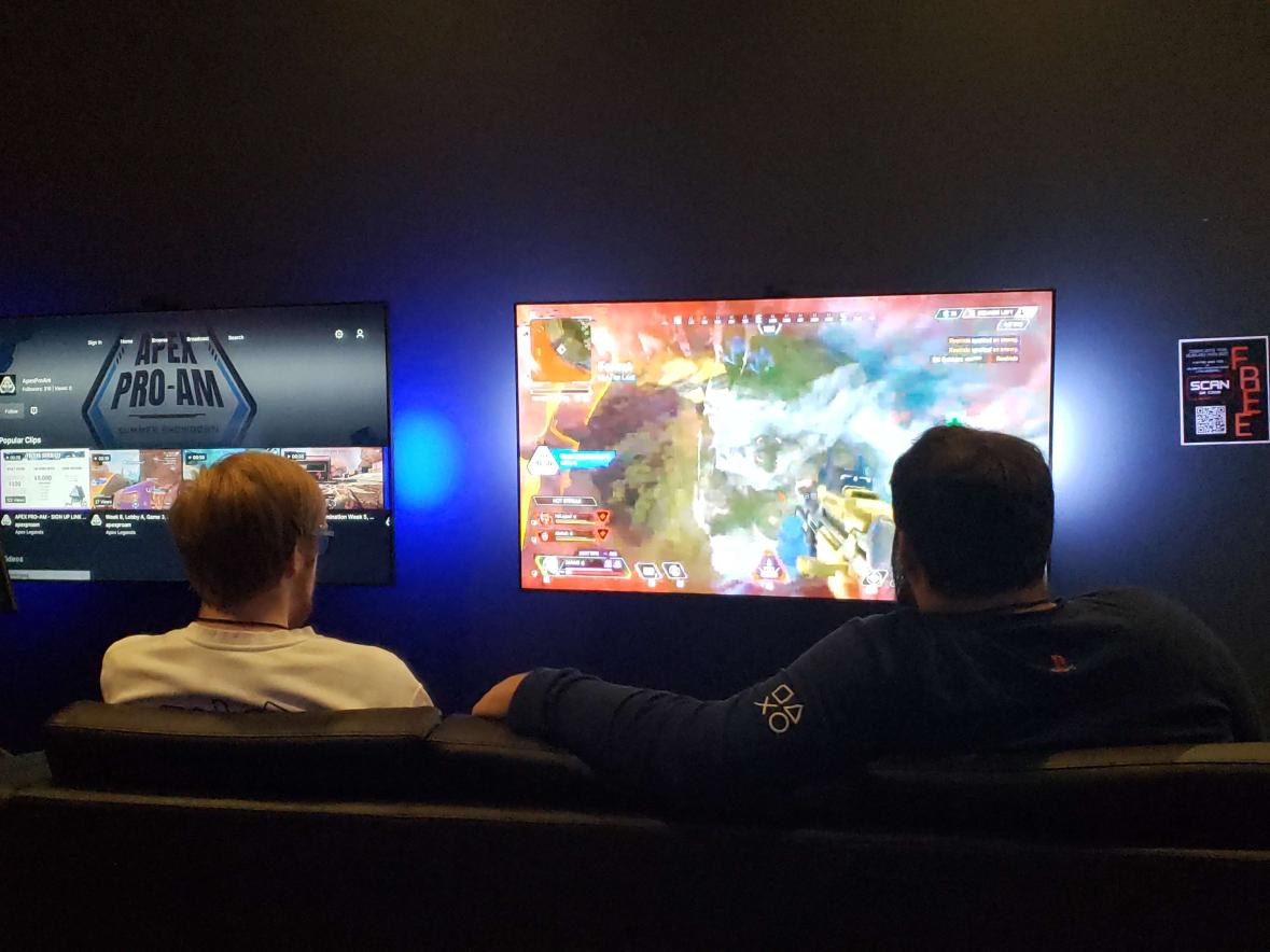ApexProAm's tweet photo. Come stop by, pull up a seat, and watch some Apex with us! Halfway through our lobbies and we're still going strong with plenty of games left to watch!
#ApexProAm #GameArenaCbus https://t.co/iG7SooswaH