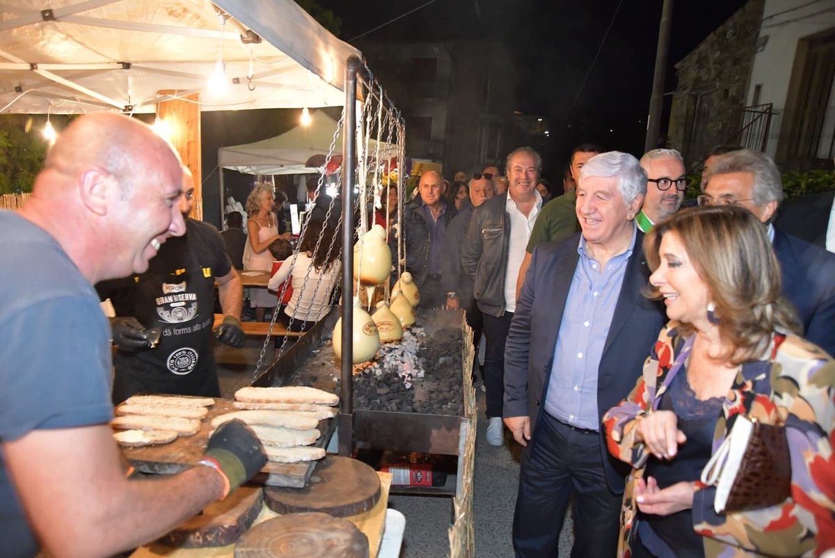 Min_Casellati's tweet photo. La mia prima giornata di campagna elettorale in #Basilicata si chiude a #Filiano, patria del noto pecorino. Qui si sta tenendo la Sagra dei formaggi e dei latticini lucani, che sono una delle eccellenze di questa terra, da tutelare e valorizzare come tutto il #MadeInBasilicata https://t.co/bCSsjHASpM