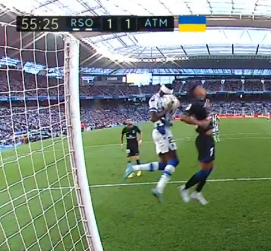 EiFSoccer's tweet image. La Liga officiating is genuinely horrific.

Atletico were stone cold robbed today - handball call not given for Sociedad’s goal amongst many other horrible calls.

How do you expect to have a league with competitive integrity that misses so many easy calls? Outrageous.