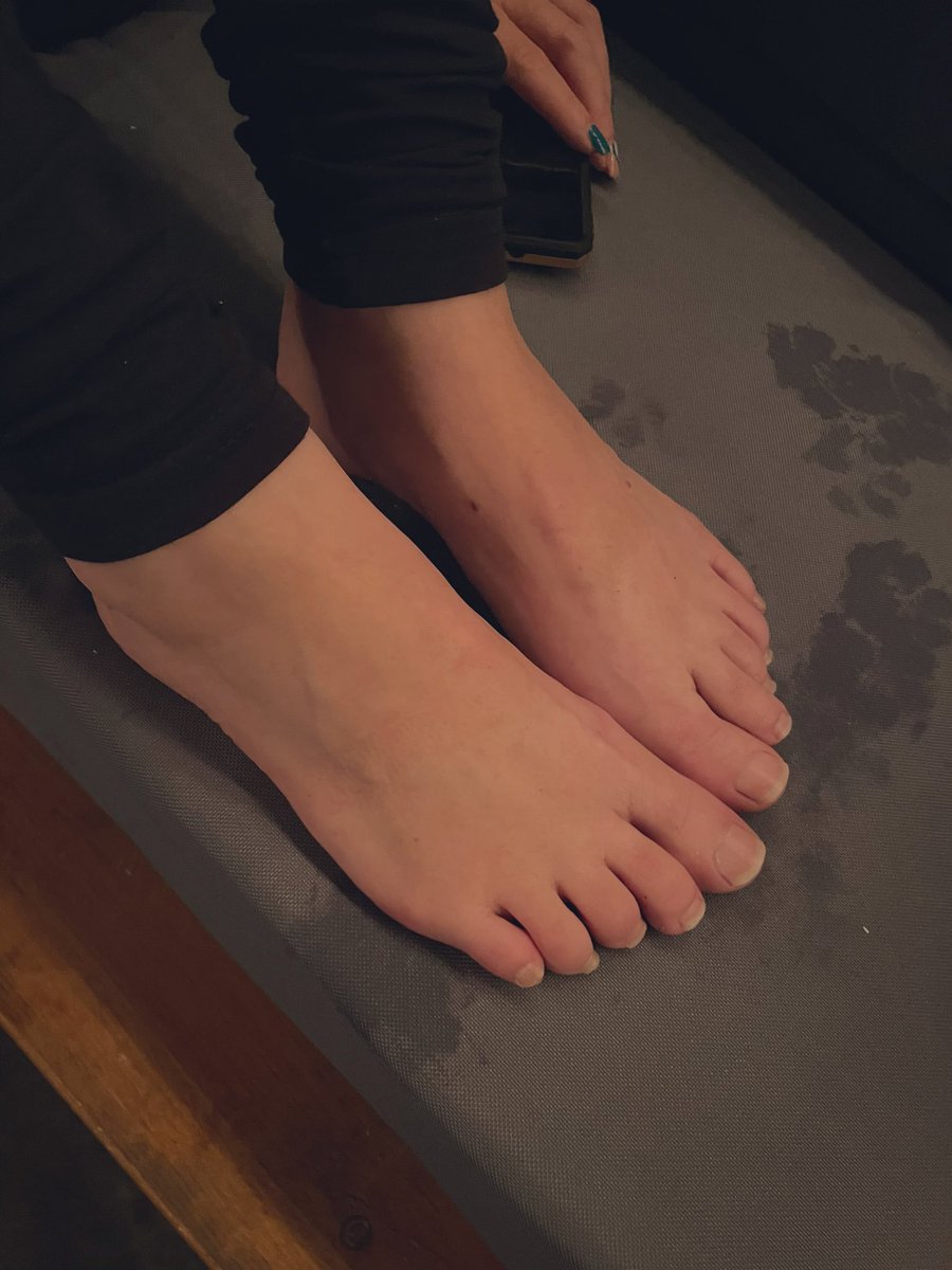 claraanneof's tweet photo. Natural feet 
#feetfethish #feetworship #feetfinder #feet #naturalfeet https://t.co/Nf9z2bM31X