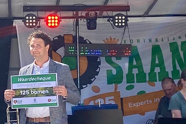 Ter gelegenheid van het bijzondere jubileum bood <a href="/KoninklijkeSaan/">Koninklijke Saan</a> ook een mooi cadeau aan de Diemense gemeenschap aan: 125 bomen. In overleg met de gemeente en de bewoners worden plekken uitgekozen waar deze ‘Saan bomen’ worden geplant.