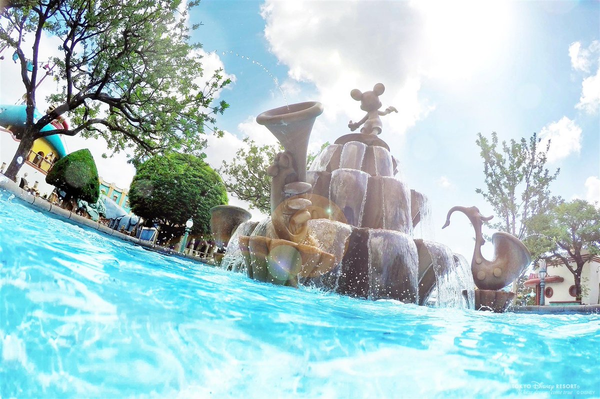 ReCORE0030's tweet photo. おはようございます☀
この前のお休みに夢の国に行ってきました。
天気がよく、日中はかなり気温が高くなりました。
カメラマンさんに写真を撮っていただき、その中にあったとてもきれいな写真を載せておきます。
今日も1日頑張りましょう！

#おは戦40904sn https://t.co/gBwezV4Cod