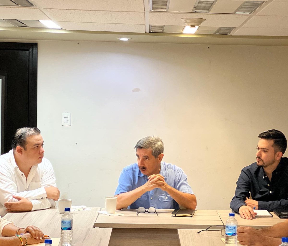 Memo_diaz's tweet photo. Reunión de trabajo convocada por nuestro Secretario de Gobierno Alvaro Bracamonte, donde estuve presente en compañía de Tadeo Amavizca Titular de CEDEMUN, con el objetivo de revisar las Prioridades Municipales presentadas por las y los Alcaldes. https://t.co/ME5s0IqBeW