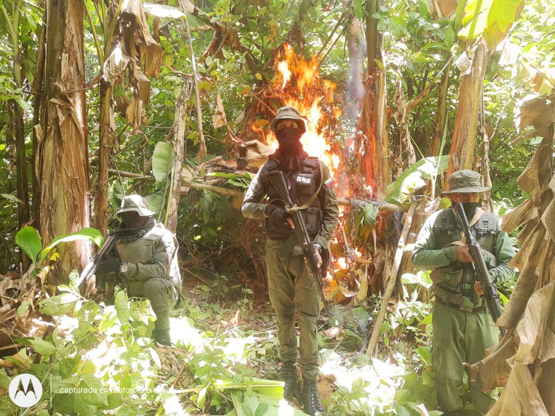 Las tropas de Miranda destruye campamentos delincuenciales, donde se concentran malhechores para organizar fechorías en contra de los transeúntes que recorren las carretera troncal 9. Liberando estos espacios para favorecer el libre tránsito de nuestros ciudadanos en Barlovento