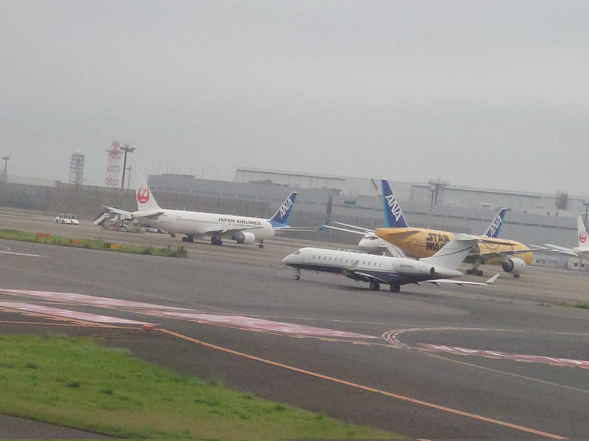 yatagarasu334's tweet photo. 羽田の滑走路によくわからない小型機がいたのですが何だろう？？プライベートジェットでしょうか？🤔 https://t.co/UjdTlNeDAs