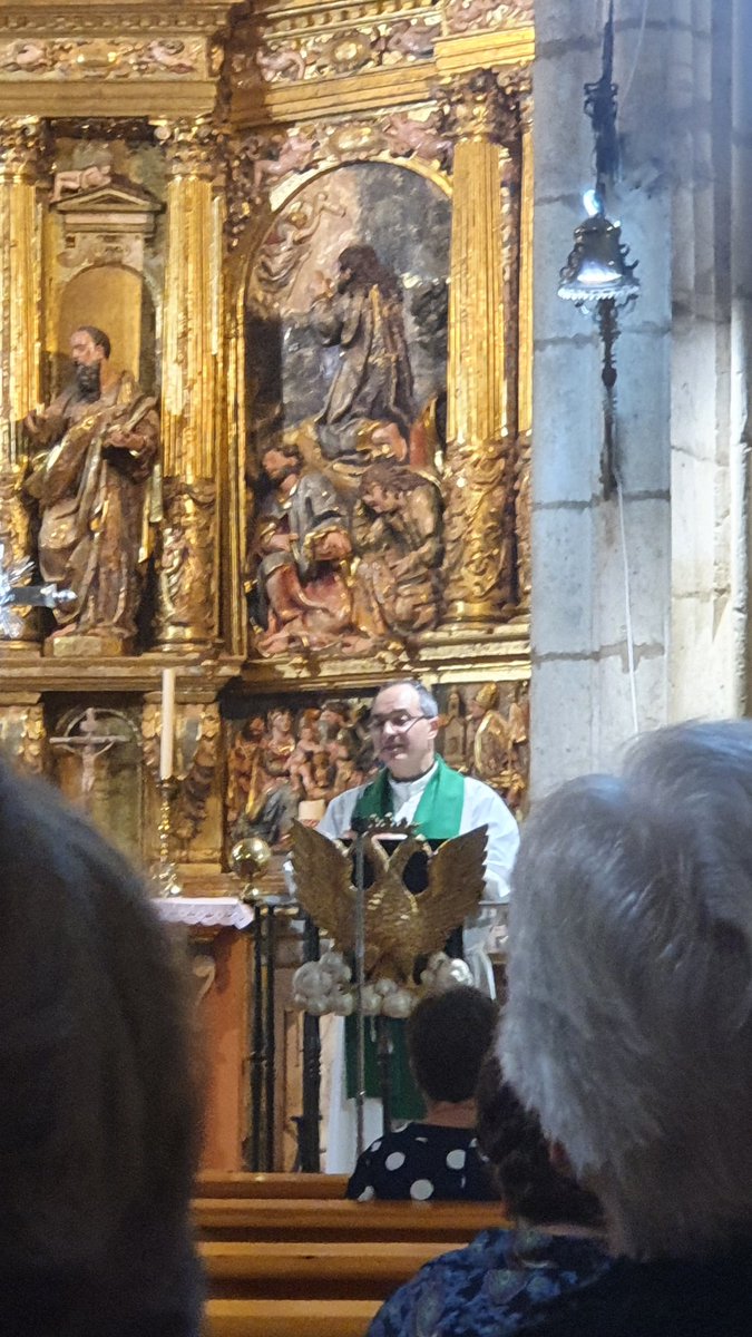 MariodeFuentes_'s tweet photo. Hoy en #Torrelobaton con mi compañero desde 2015 Raúl Díez hemos asistido a la toma de posesión de Juan Jose Calvo como párroco, de la mano de @MonsArguello 
Que el corazón de Jesús le inspire en su labor en las tierras del beato Bernardo de Hoyos https://t.co/HeLPAar57F