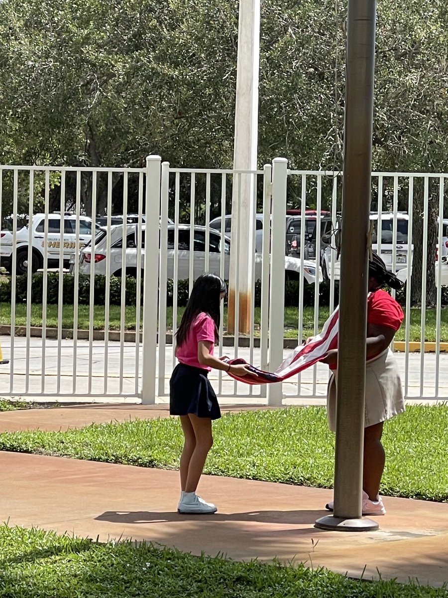 KarenDent3rd's tweet photo. Amazing 5th graders respecting our flag! ⁦@LelyLionsRoar⁩ ⁦@LESproudLeader⁩ ⁦@collierschools⁩ https://t.co/X4YhG4xU8S
