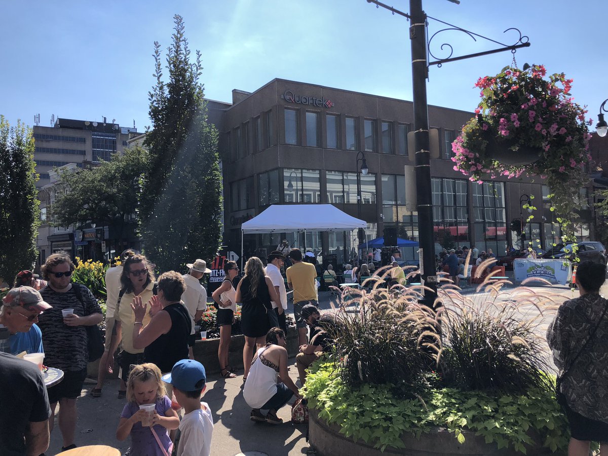GoBeWeekly's tweet photo. Block party in full swing in downtown St Catharines. Free live music till 9 https://t.co/bghkbdnUOb