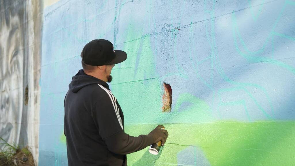 Nac1rock's tweet photo. Been a good creative streak lately, got a show hung @zenhumboldt  for Arts Alive and will be starting on a big mural project this coming week! Two Fatböl Cyphers this month and working on new album material. Gotta keep this momentum going strong 💪🏼 👑🔊💨🔥

Photo cred. @cam… https://t.co/n1n3l2Itu3