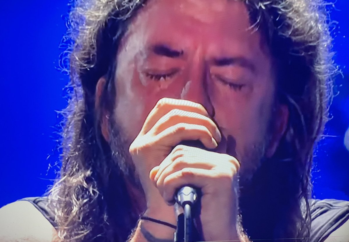 MarkASedgwick's tweet photo. What an emotional moment to watch We love you Dave Grohl ❤️ Foo Fighters Forever 🫶 #ItsTimesLikeThese #taylorhawkinstribute
#RIPTaylorHawkins #FooFighters https://t.co/KukBSSUpeh