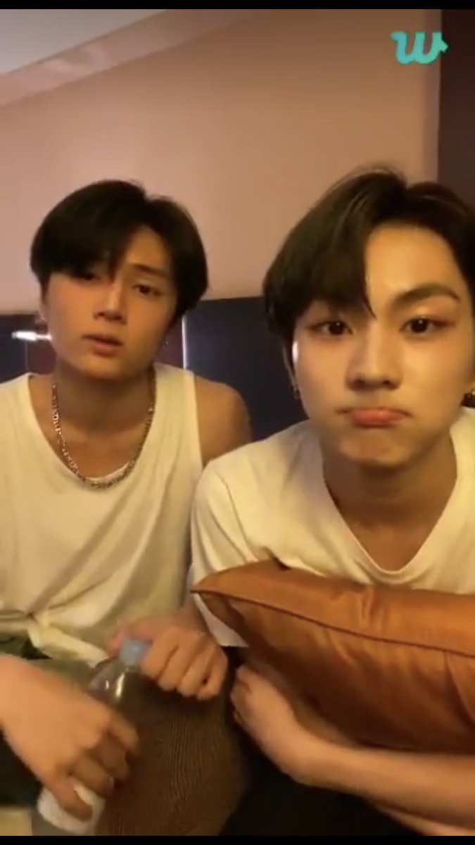 enhypenweverse's tweet photo. [EN-LIVE RECAP 🌟] 220903
“JUNGWON in JAPAN”

- Jungwon &amp; Jay came for a live after arriving at the hotel to chat with ENGENEs!

💬: Did you eat?
🐈: I did! Right after &amp;AUDITION ended, I went to eat with the hyungs. I ate this thing, what did I eat? +

@ENHYPEN_members @ENHYPEN https://t.co/UNQPi1XHGr