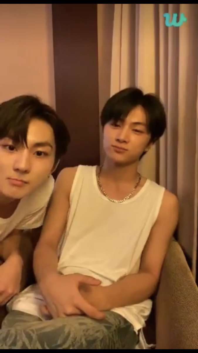 enhypenweverse's tweet photo. [EN-LIVE RECAP 🌟] 220903
“JUNGWON in JAPAN”

- Jungwon &amp; Jay came for a live after arriving at the hotel to chat with ENGENEs!

💬: Did you eat?
🐈: I did! Right after &amp;AUDITION ended, I went to eat with the hyungs. I ate this thing, what did I eat? +

@ENHYPEN_members @ENHYPEN https://t.co/UNQPi1XHGr