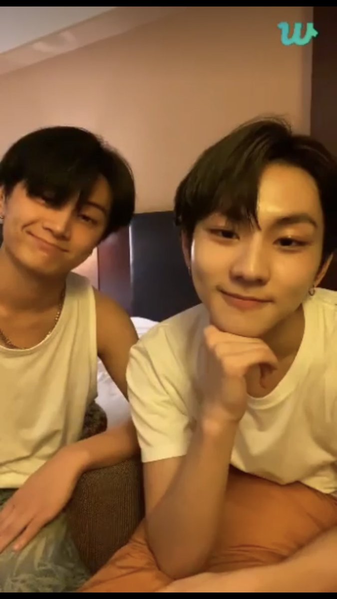 enhypenweverse's tweet photo. [EN-LIVE RECAP 🌟] 220903
“JUNGWON in JAPAN”

- Jungwon &amp; Jay came for a live after arriving at the hotel to chat with ENGENEs!

💬: Did you eat?
🐈: I did! Right after &amp;AUDITION ended, I went to eat with the hyungs. I ate this thing, what did I eat? +

@ENHYPEN_members @ENHYPEN https://t.co/UNQPi1XHGr