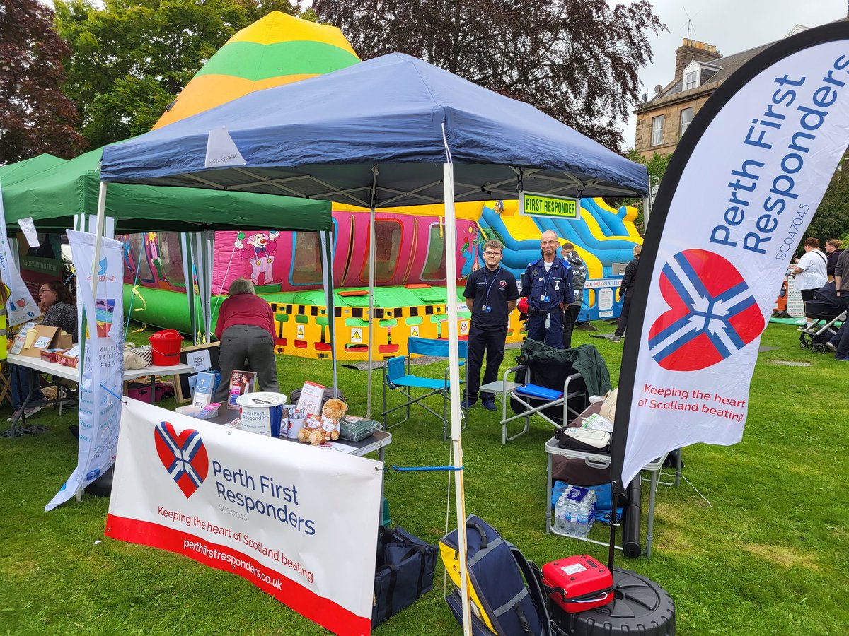 FruPerth's tweet image. Braemar Day in Blairgowrie.  Out in the sun/rain today showing what CFR's do along with CPR &amp;amp;AED's
#team999 #volunteer @SSE @hyundaiuk @Scotambservice