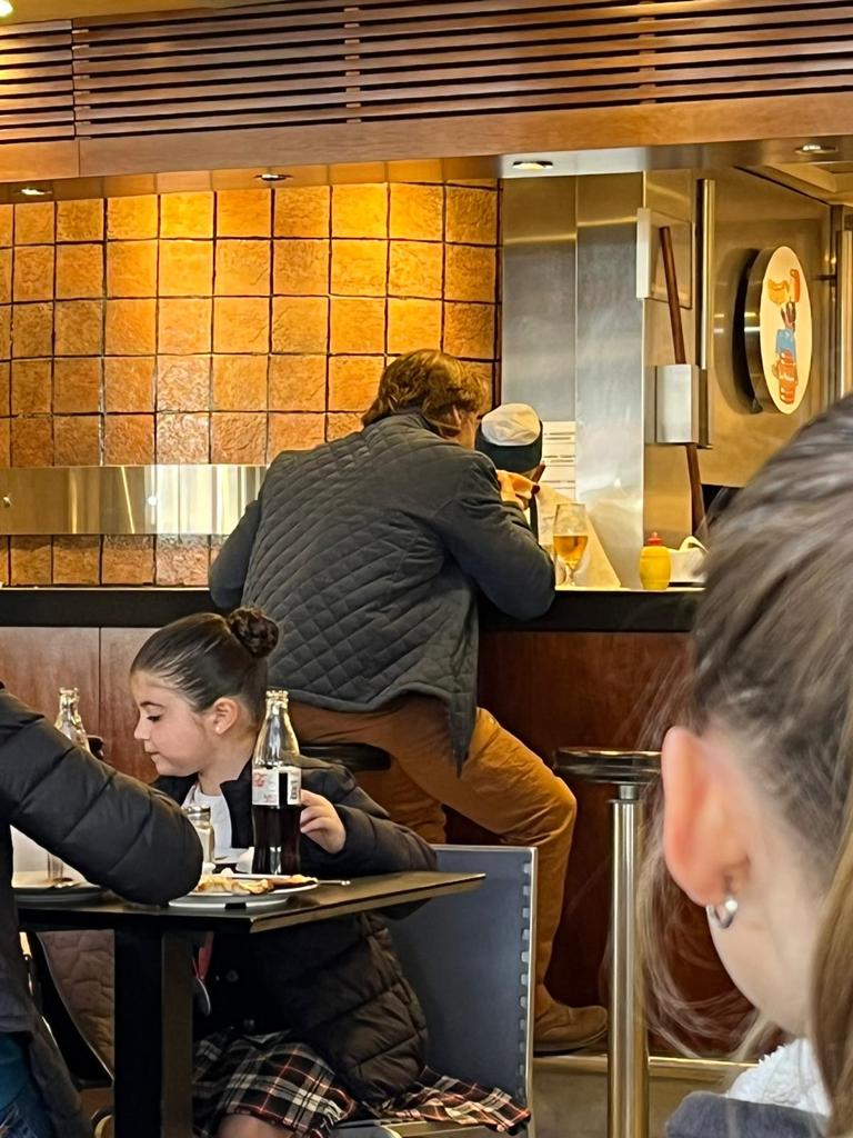 LaBarraPositiva's tweet photo. Solo en uruguay, sábado mediodía la pasiva que explota y el presi @LuisLacallePou clavándose una húngara y una birra solo https://t.co/Wc8xX6tDYN