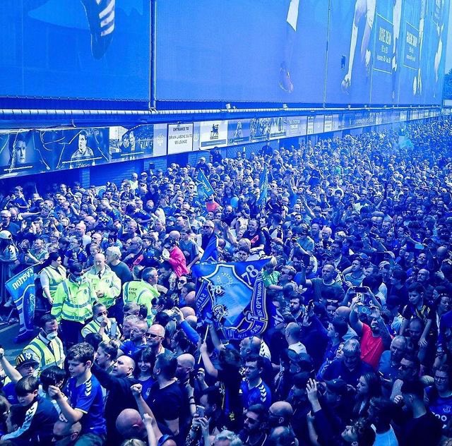 Atmosphere at Goodison today was electric. Witnessing the passion from the <a href="/Everton/">Everton</a> fans was special 💙 #COYB